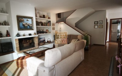 Просторный бунгало с общим бассейном и теннисным кортом, расположенный рядом с гольф-клубом.